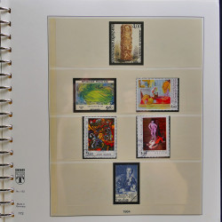 Vrac philatélique de timbres du monde neufs et oblitérés en un carton.