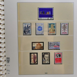 Vrac philatélique de timbres du monde neufs et oblitérés en un carton.