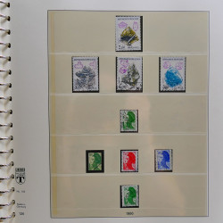Vrac philatélique de timbres du monde neufs et oblitérés en un carton.