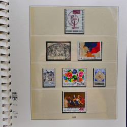 Vrac philatélique de timbres du monde neufs et oblitérés en un carton.