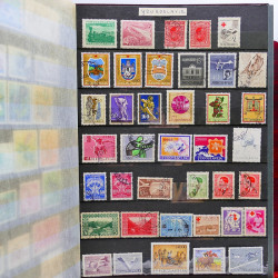 Vrac philatélique de timbres du monde neufs et oblitérés en un carton.