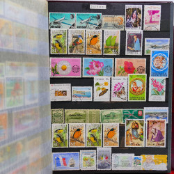 Vrac philatélique de timbres du monde neufs et oblitérés en un carton.