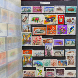 Vrac philatélique de timbres du monde neufs et oblitérés en un carton.