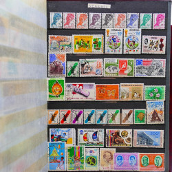 Vrac philatélique de timbres du monde neufs et oblitérés en un carton.