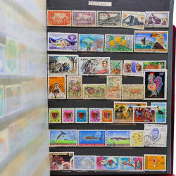 Vrac philatélique de timbres du monde neufs et oblitérés en un carton.