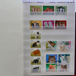 Vrac philatélique de timbres du monde neufs et oblitérés en un carton.