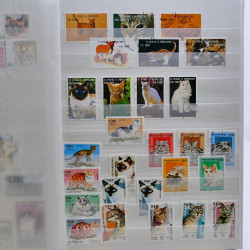Vrac philatélique de timbres du monde neufs et oblitérés en un carton.