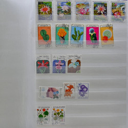 Vrac philatélique de timbres du monde neufs et oblitérés en un carton.