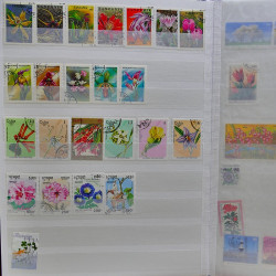 Vrac philatélique de timbres du monde neufs et oblitérés en un carton.