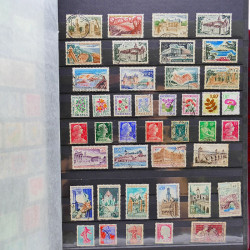 Vrac philatélique de timbres du monde neufs et oblitérés en un carton.