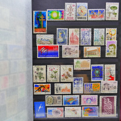 Vrac philatélique de timbres du monde neufs et oblitérés en un carton.