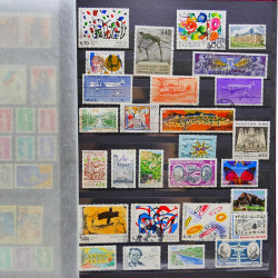 Vrac philatélique de timbres du monde neufs et oblitérés en un carton.