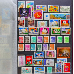 Vrac philatélique de timbres du monde neufs et oblitérés en un carton.