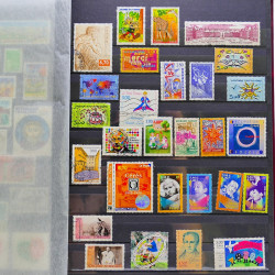 Vrac philatélique de timbres du monde neufs et oblitérés en un carton.
