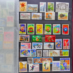 Vrac philatélique de timbres du monde neufs et oblitérés en un carton.
