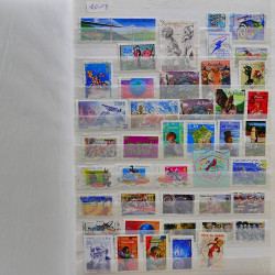Vrac philatélique de timbres du monde neufs et oblitérés en un carton.