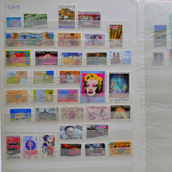 Vrac philatélique de timbres du monde neufs et oblitérés en un carton.