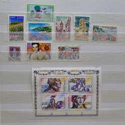 Vrac philatélique de timbres du monde neufs et oblitérés en un carton.