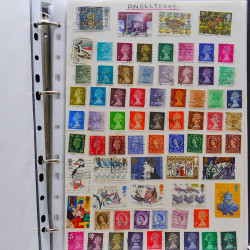 Vrac philatélique de timbres du monde neufs et oblitérés en un carton.