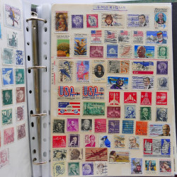 Vrac philatélique de timbres du monde neufs et oblitérés en un carton.