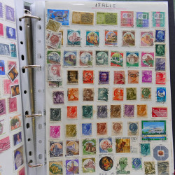 Vrac philatélique de timbres du monde neufs et oblitérés en un carton.