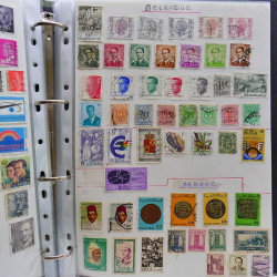Vrac philatélique de timbres du monde neufs et oblitérés en un carton.