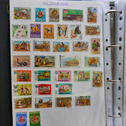 Vrac philatélique de timbres du monde neufs et oblitérés en un carton.