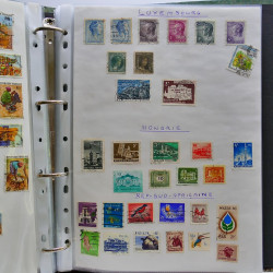 Vrac philatélique de timbres du monde neufs et oblitérés en un carton.