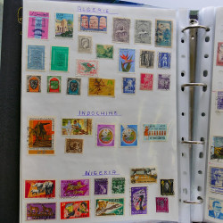 Vrac philatélique de timbres du monde neufs et oblitérés en un carton.
