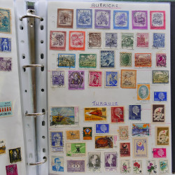 Vrac philatélique de timbres du monde neufs et oblitérés en un carton.