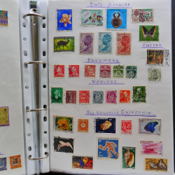 Vrac philatélique de timbres du monde neufs et oblitérés en un carton.