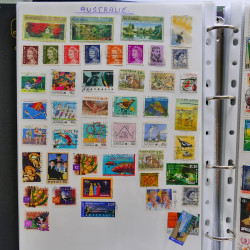 Vrac philatélique de timbres du monde neufs et oblitérés en un carton.