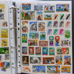 Vrac philatélique de timbres du monde neufs et oblitérés en un carton.