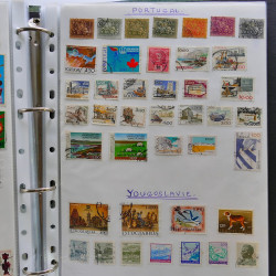 Vrac philatélique de timbres du monde neufs et oblitérés en un carton.