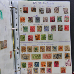 Vrac philatélique de timbres du monde neufs et oblitérés en un carton.
