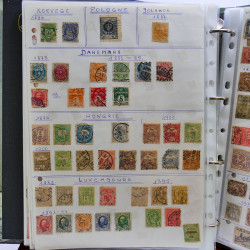 Vrac philatélique de timbres du monde neufs et oblitérés en un carton.