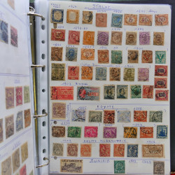 Vrac philatélique de timbres du monde neufs et oblitérés en un carton.