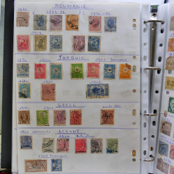 Vrac philatélique de timbres du monde neufs et oblitérés en un carton.