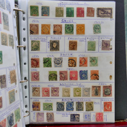 Vrac philatélique de timbres du monde neufs et oblitérés en un carton.