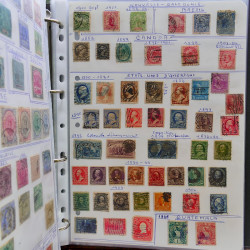 Vrac philatélique de timbres du monde neufs et oblitérés en un carton.