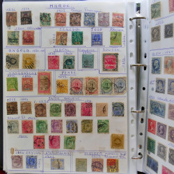 Vrac philatélique de timbres du monde neufs et oblitérés en un carton.