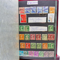 Vrac philatélique de timbres du monde neufs et oblitérés en un carton.