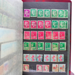 Vrac philatélique de timbres du monde neufs et oblitérés en un carton.