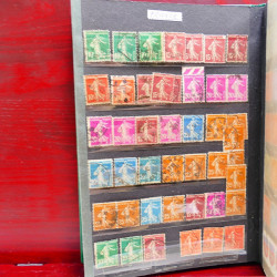 Vrac philatélique de timbres du monde neufs et oblitérés en un carton.