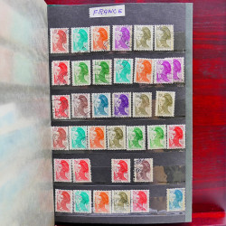 Vrac philatélique de timbres du monde neufs et oblitérés en un carton.
