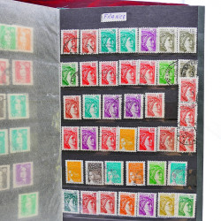 Vrac philatélique de timbres du monde neufs et oblitérés en un carton.
