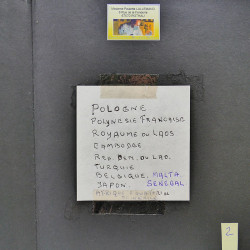 Vrac philatélique de timbres du monde neufs et oblitérés en un carton.