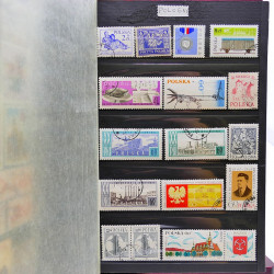 Vrac philatélique de timbres du monde neufs et oblitérés en un carton.