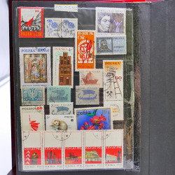 Vrac philatélique de timbres du monde neufs et oblitérés en un carton.