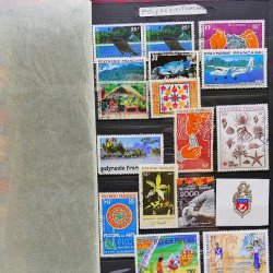 Vrac philatélique de timbres du monde neufs et oblitérés en un carton.